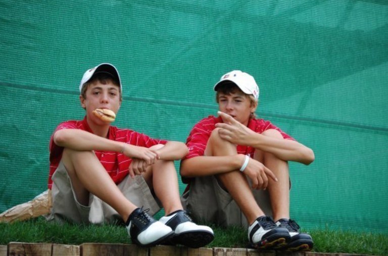 justin-thomas-jordan-spieth-junior-golf-sandwich-photo