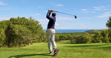 how to spot a good golfer - feature blog post image of a golfer on the course swinging their clubs