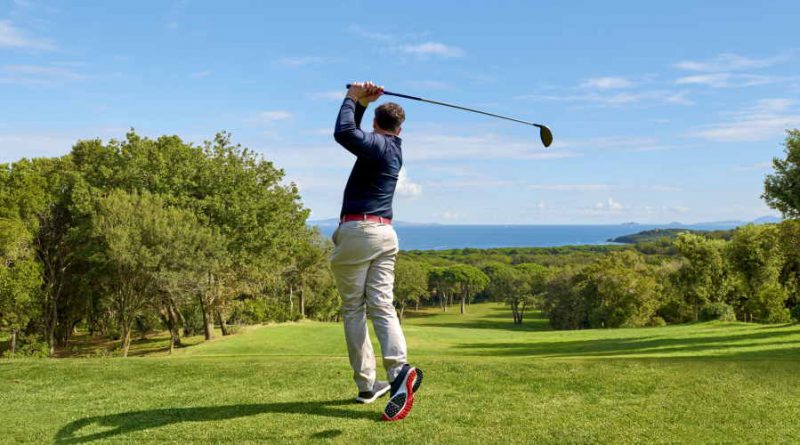 how to spot a good golfer - feature blog post image of a golfer on the course swinging their clubs