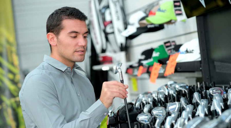 golfer looking at pre-owned golf clubs feature image
