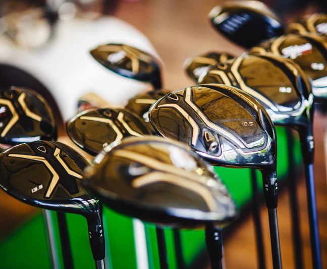 golf club buyer guide - content image with golf clubs in a sales rack