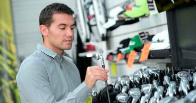 golfer looking at pre-owned golf clubs feature image